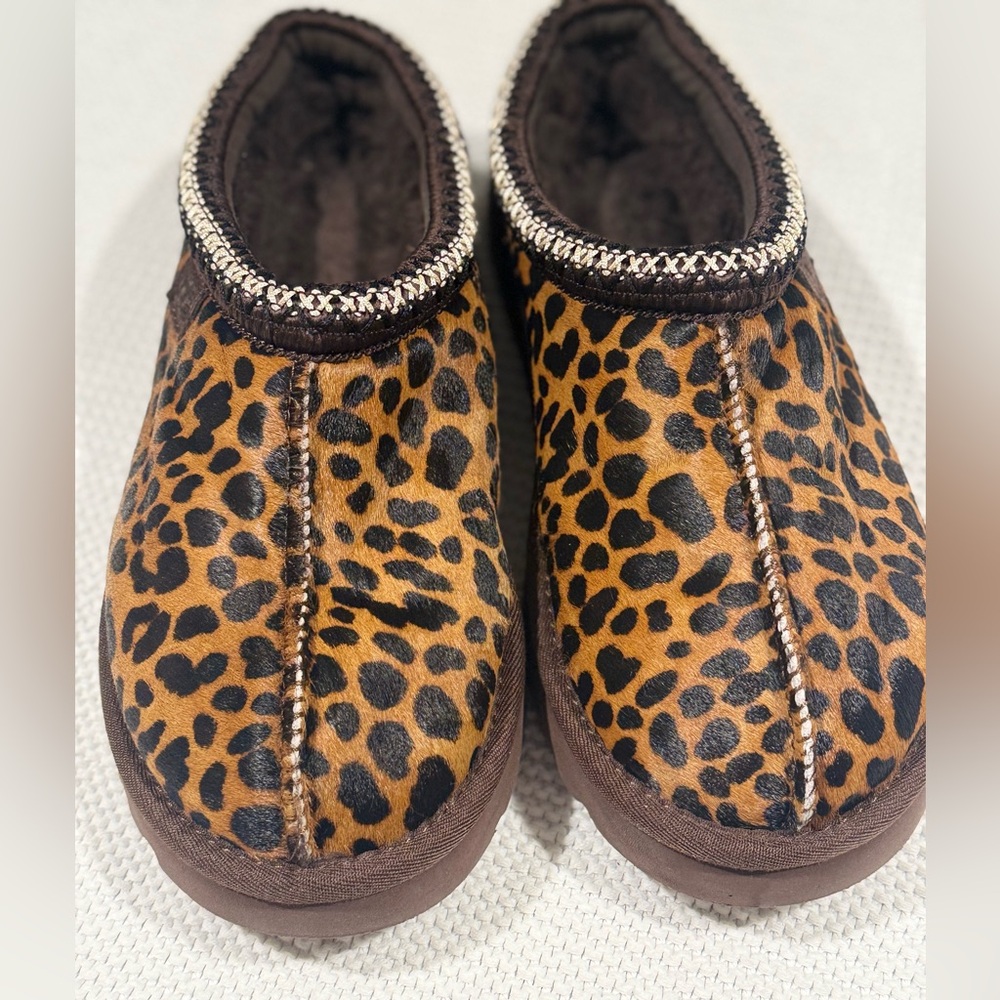 UGG ANTROPOLOGIE exclusive Leopard Slippers.
Size 7.5 can fit an 8 too. - Picture 2 of 9